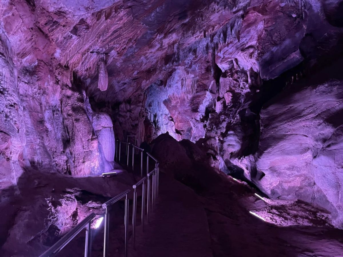 Senderos y puentes en Grutas de la Estrella
