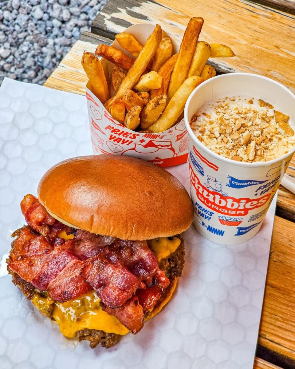 El combo perfecto malteada, papas y hamburguesa. 