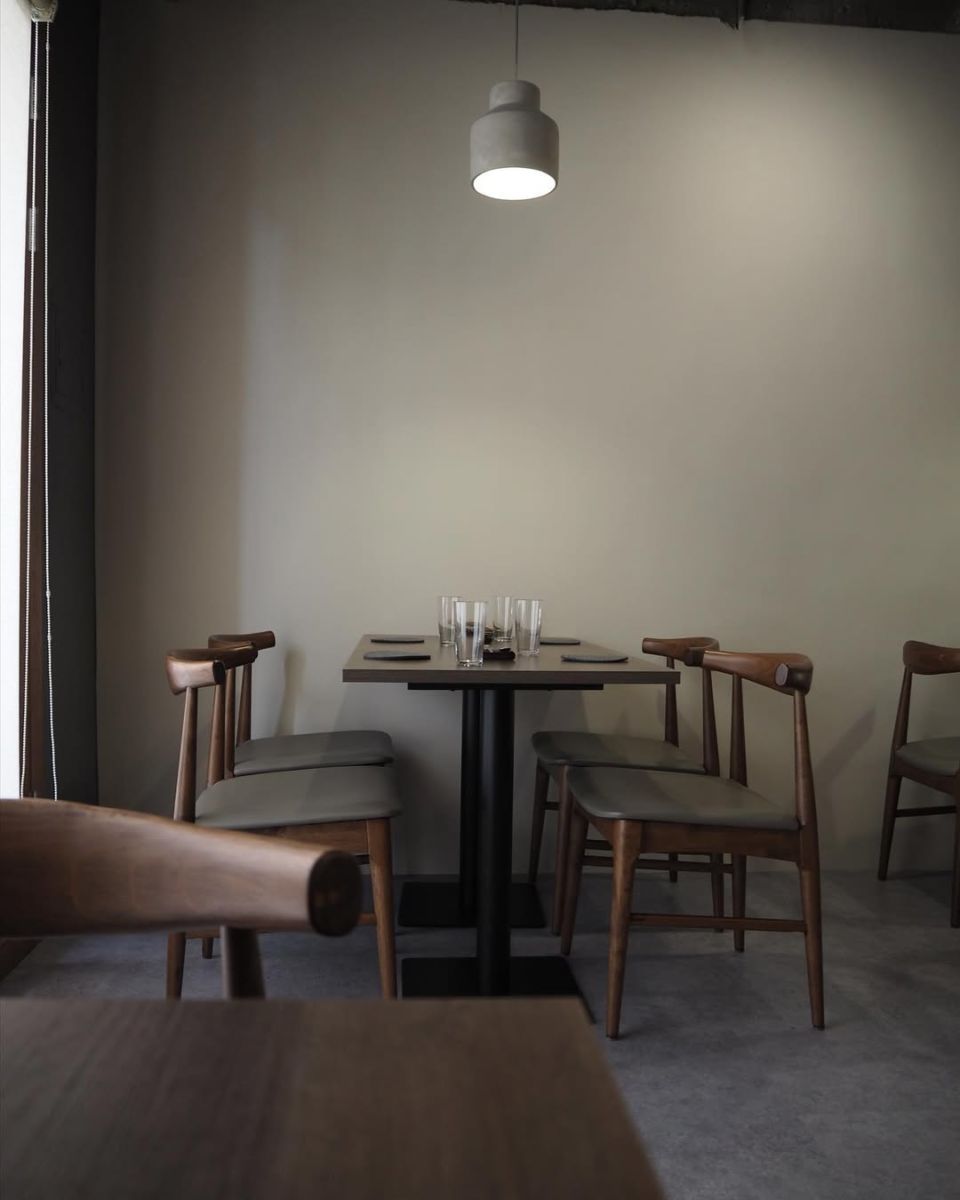 Espacio minimalista con servicio de helados de alta gama. 