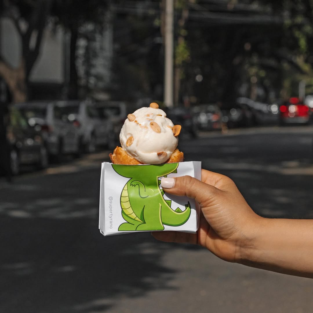 Helados servidos en cono de dinosaurios