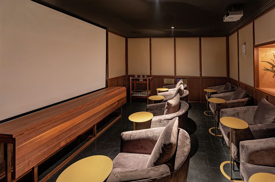 Sala de cine dentro de un  alojamiento 