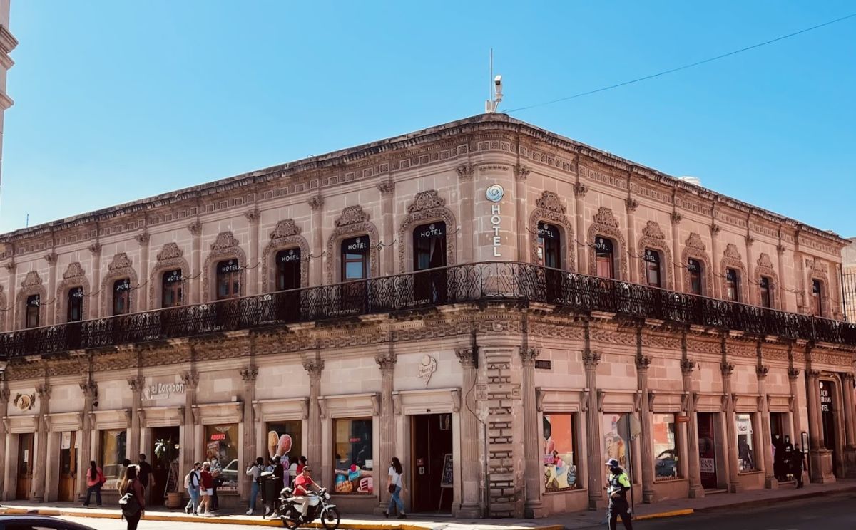 Palacio de las Rosas es un hotel con 15 habitaciones 
