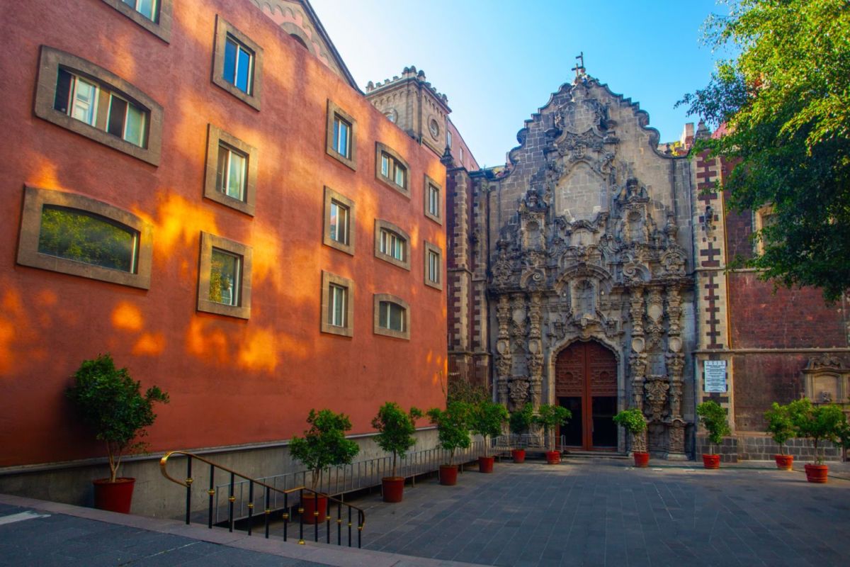 Los que caminan por el frente no saben que dentro de este antiguo edificio hay un jardín secreto para alejarse de las multitudes del centro histórico de la CDMX