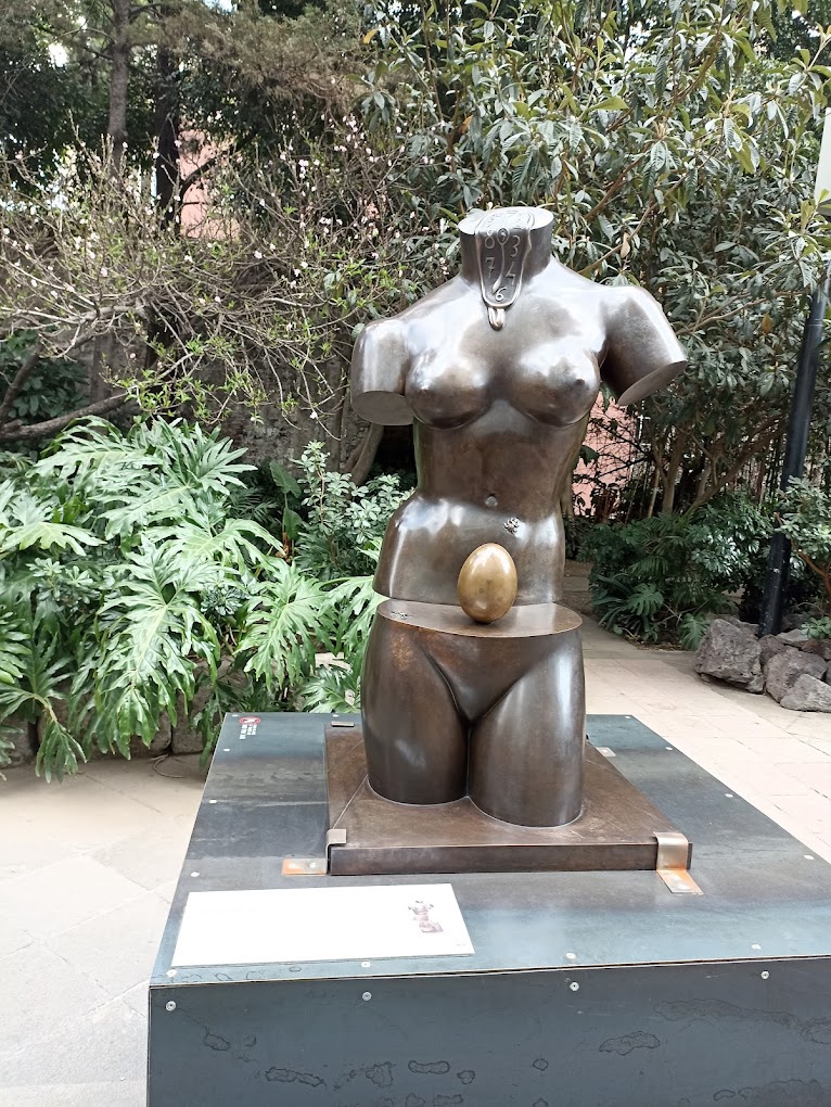 En el Atrio de la Iglesia de  San Francisco de Asís hay un jardín 