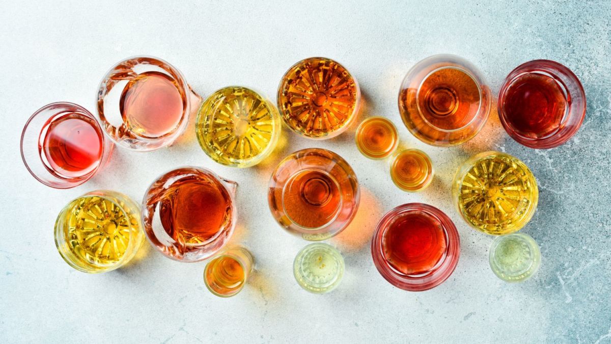 Distintos destilados y vino en mesa. 