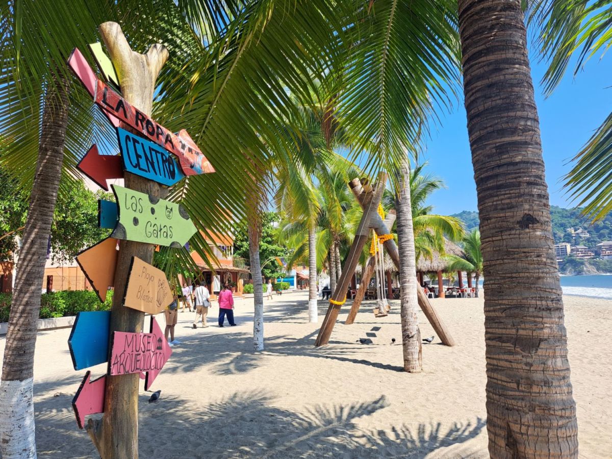 playa principal en zihuatanejo