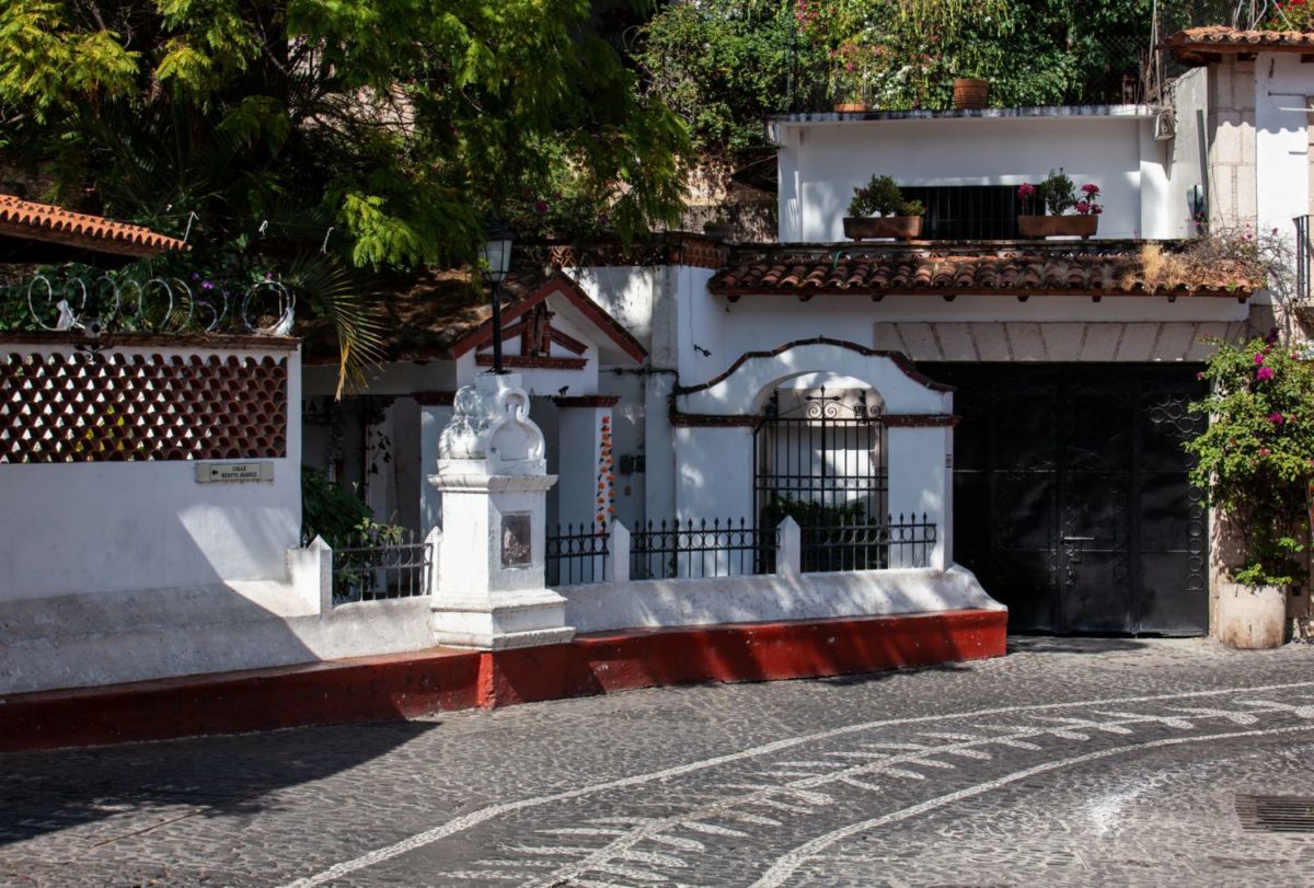 Taxco tiene sus casonas pintadas de blanco con techos de teja roja 