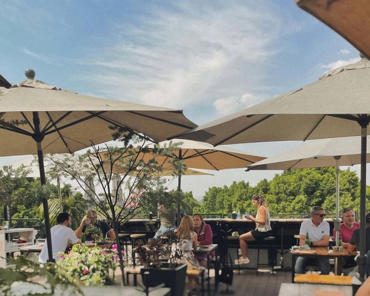 El jardín público más antiguo del continente americano lo tenemos en la CDMX y estos son los restaurantes que tienen vista directa a sus preciosos árboles