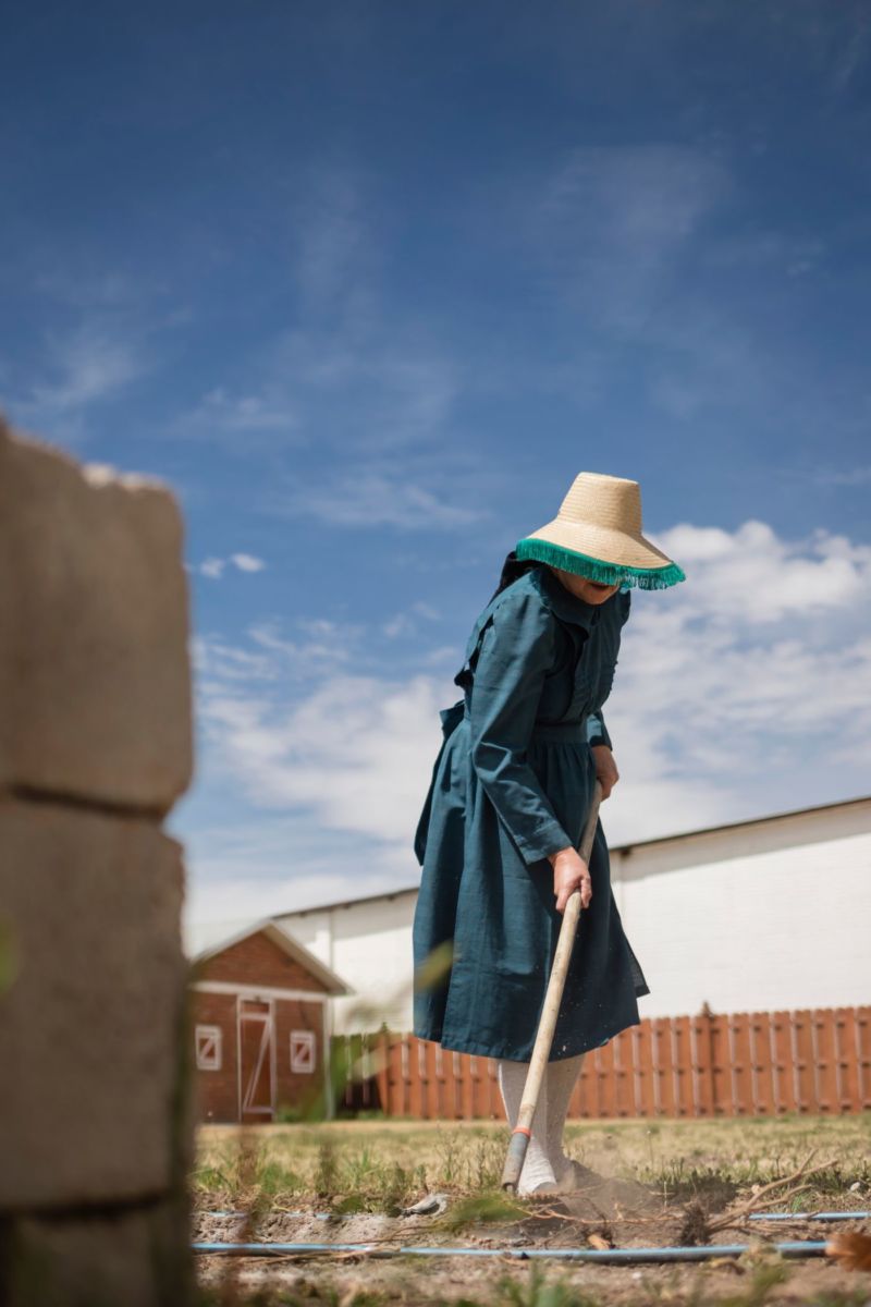 Mujer menonita trabajando en el campo