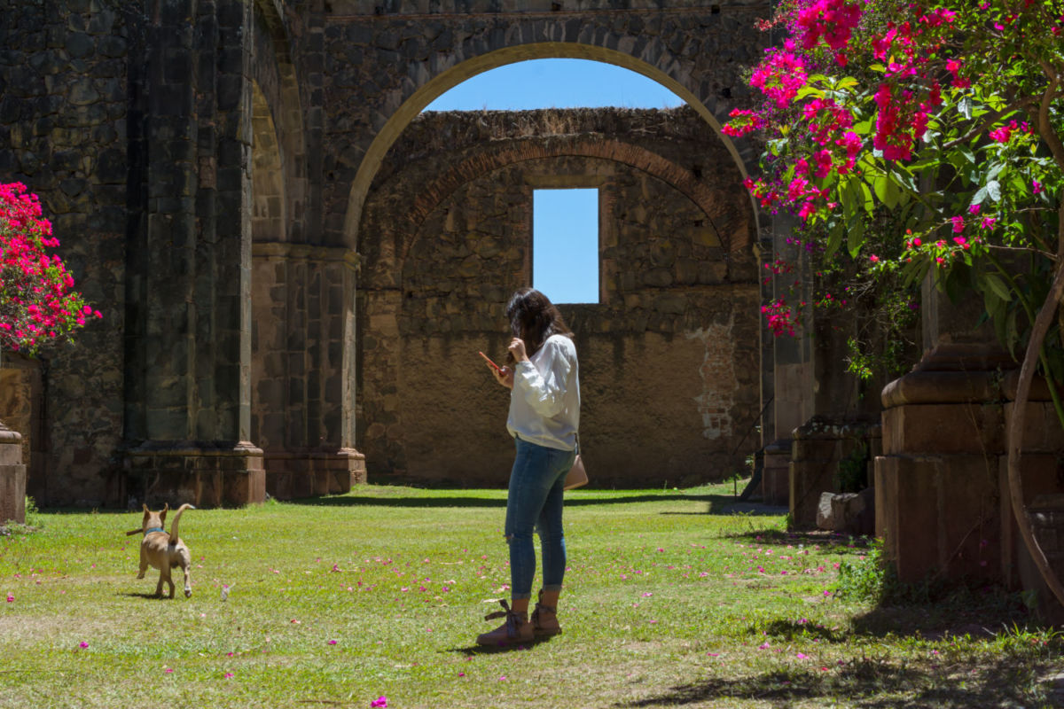 Jardín del templo inconcluso en Mascota, Jalisco 