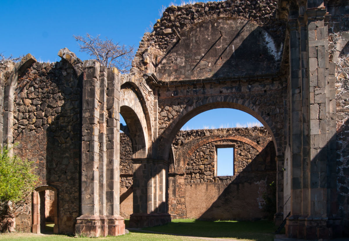 Paredes del templo inconcluso en Jalisco 