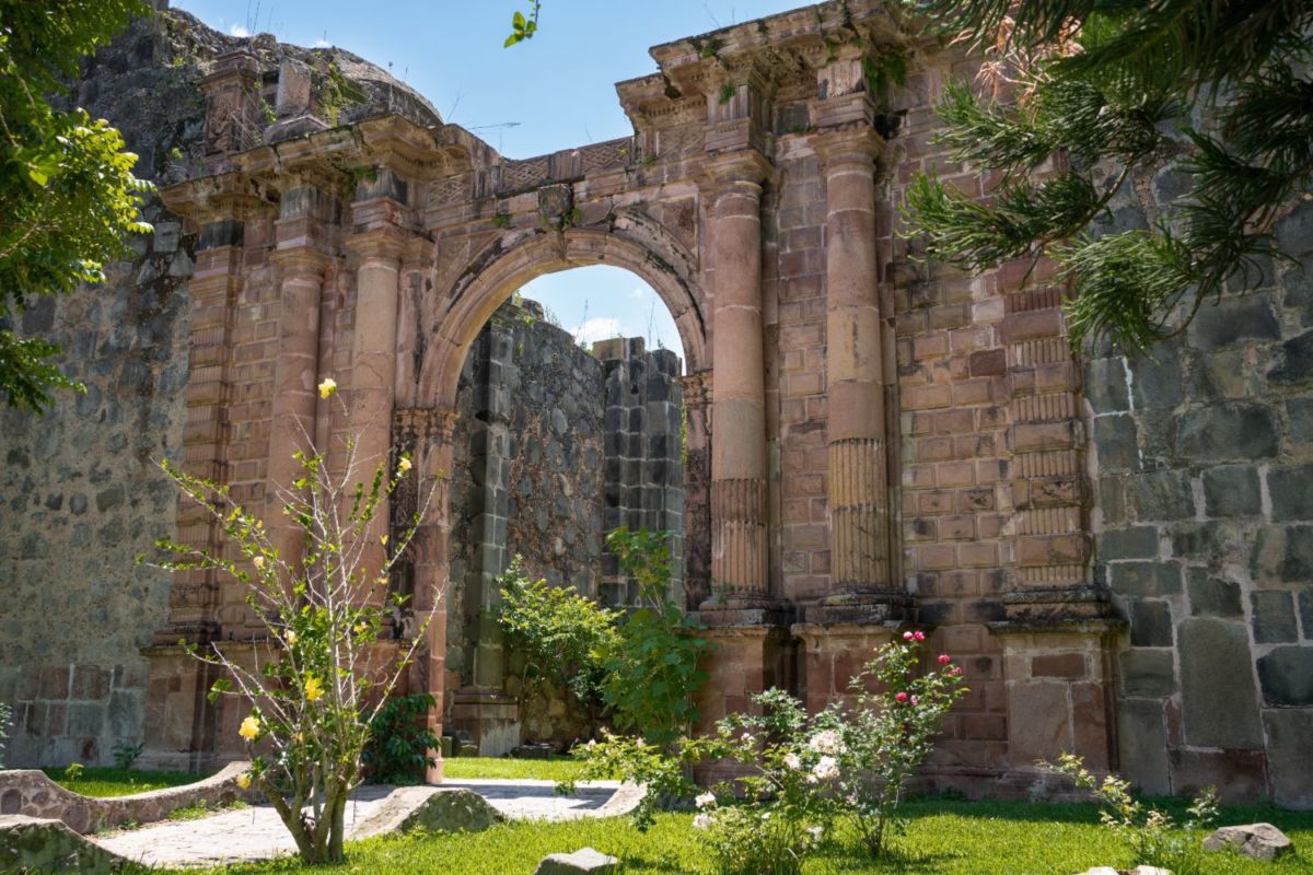 Paredes del templo inconcluso en Jalisco