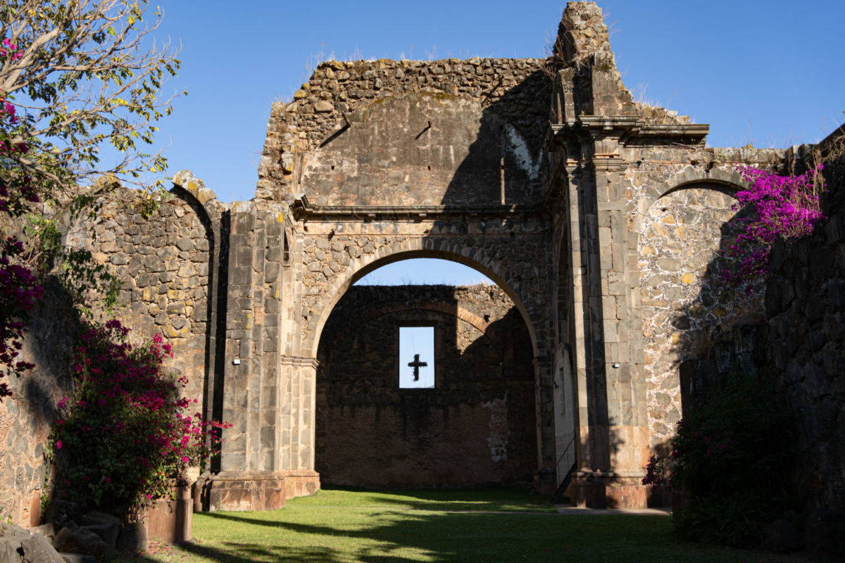Paredes del templo inconcluso en Jalisco