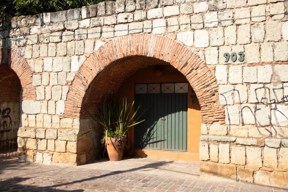 Los que van se quedan sin palabras: El acueducto de México que quedó atrapado entre casitas 