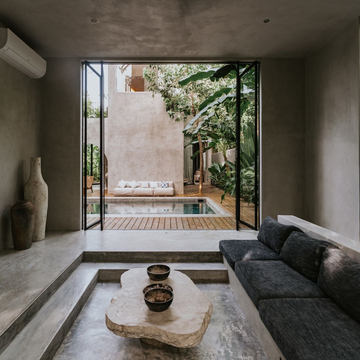 Esta casa minimalista está construida con materiales naturales 