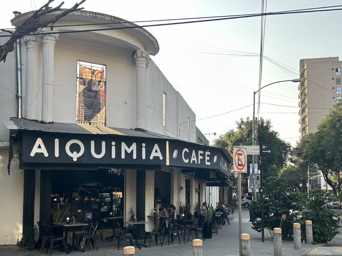 alquimia café en una esquina en la narvarte