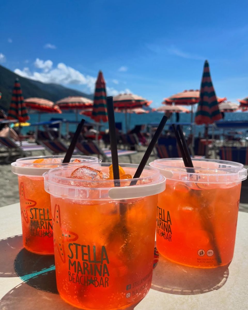Aperol spritz en cubetas en Italia. 