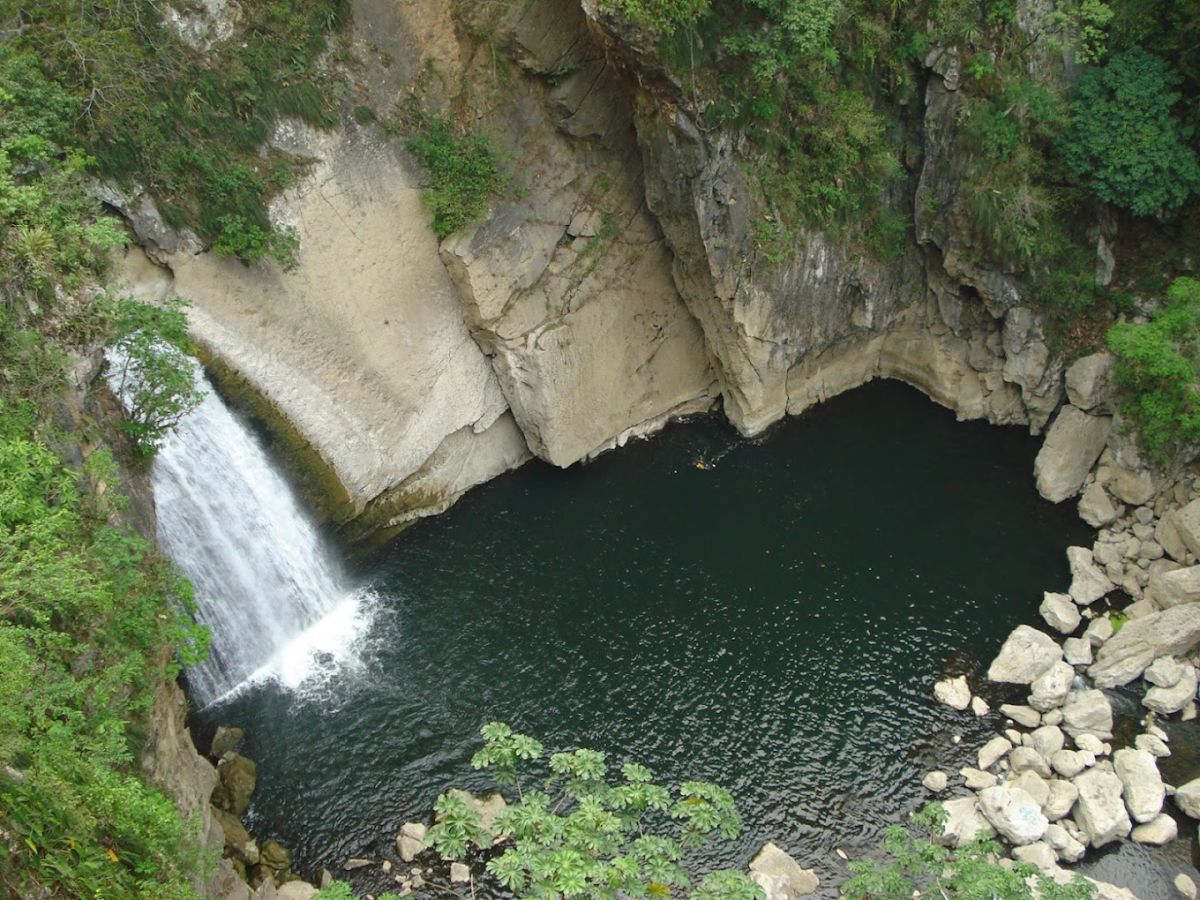 Esta cascada tiene una caída de agua de ocho metros de altura