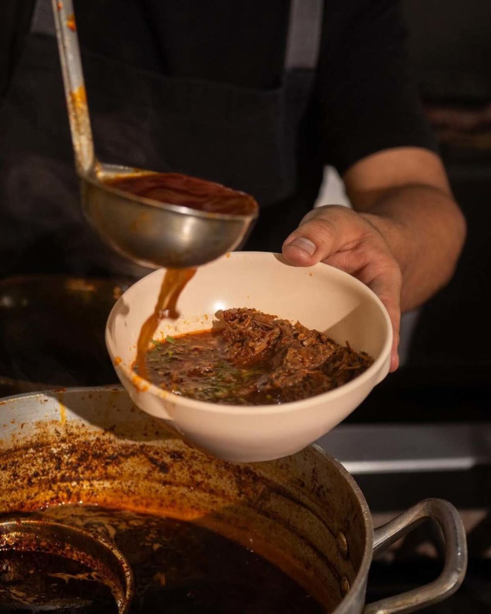 Con este frío se antoja una rica birria y aquí te decimos dónde comerla en la CDMX 