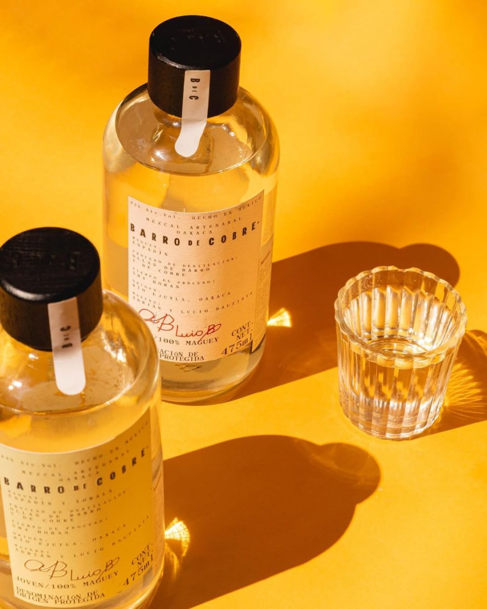 Mezcal artesanal, barro de cobre. 