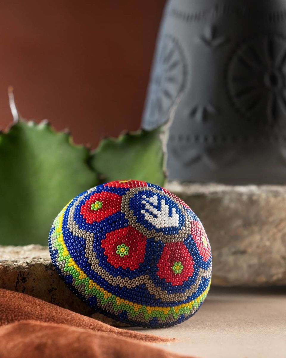 Botellas aretsanales de mezcal. 