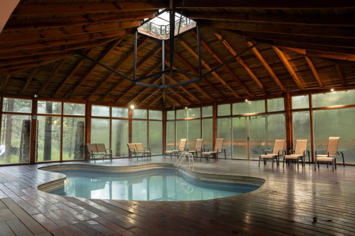 Este hotel cerca de la CDMX tiene una alberca techada con aguas termales para nadar delicioso sin importar que llueva 