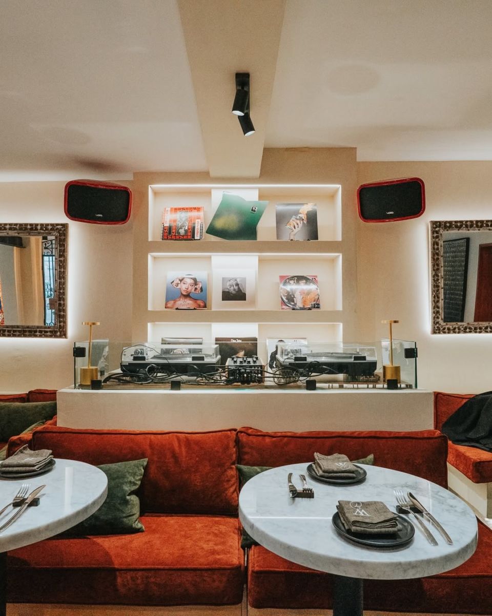 Casa MoMa es un espacio para comer y escuchar música de vinilos 