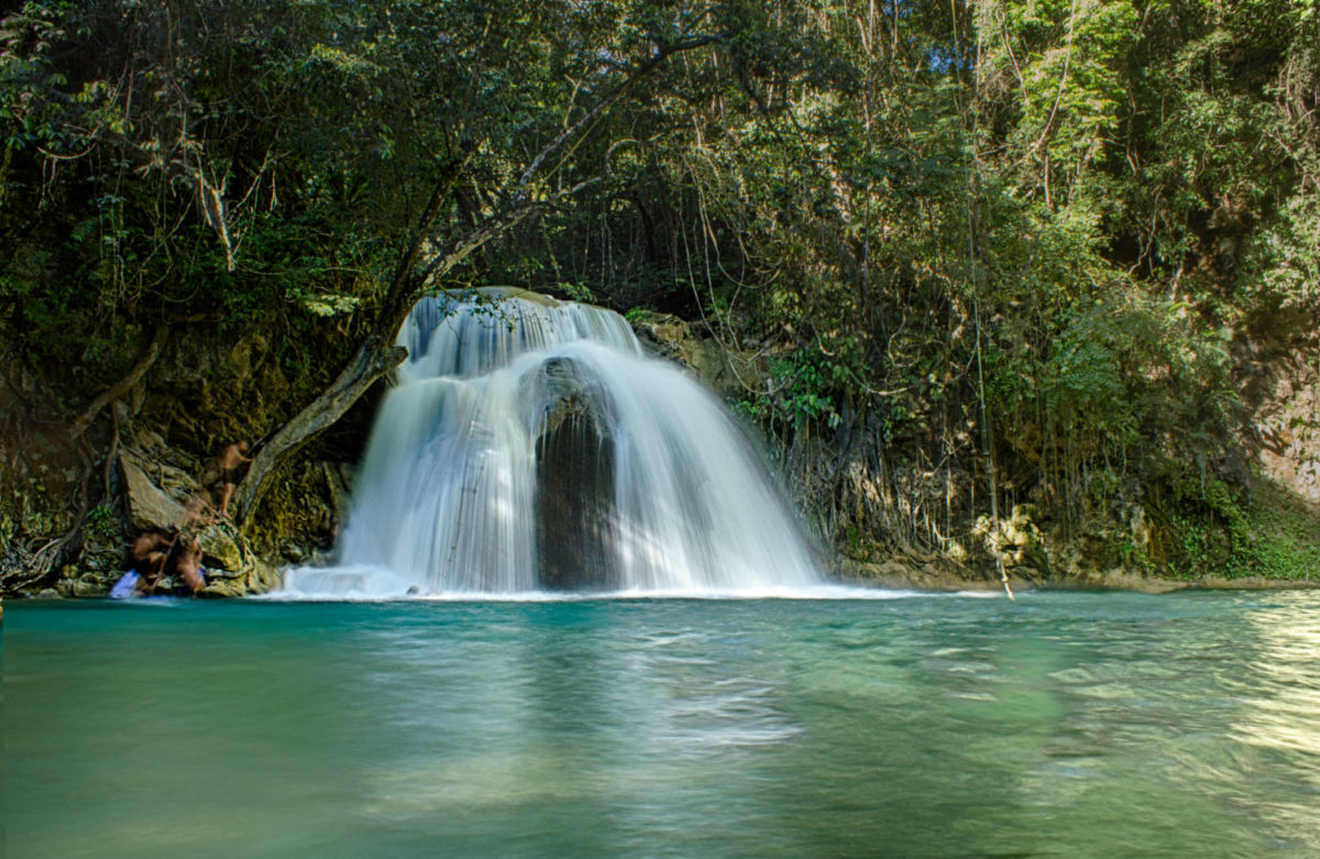 ¡No todo es mar! Conoce las cascadas de agua esmeralda que se ubican a una hora y media de Bahía de Huatulco  