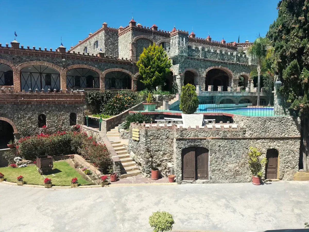 En México hay un castillo medieval de 1686 en donde María Félix, Cantinflas y hasta la Reina Isabel II se hospedaron  