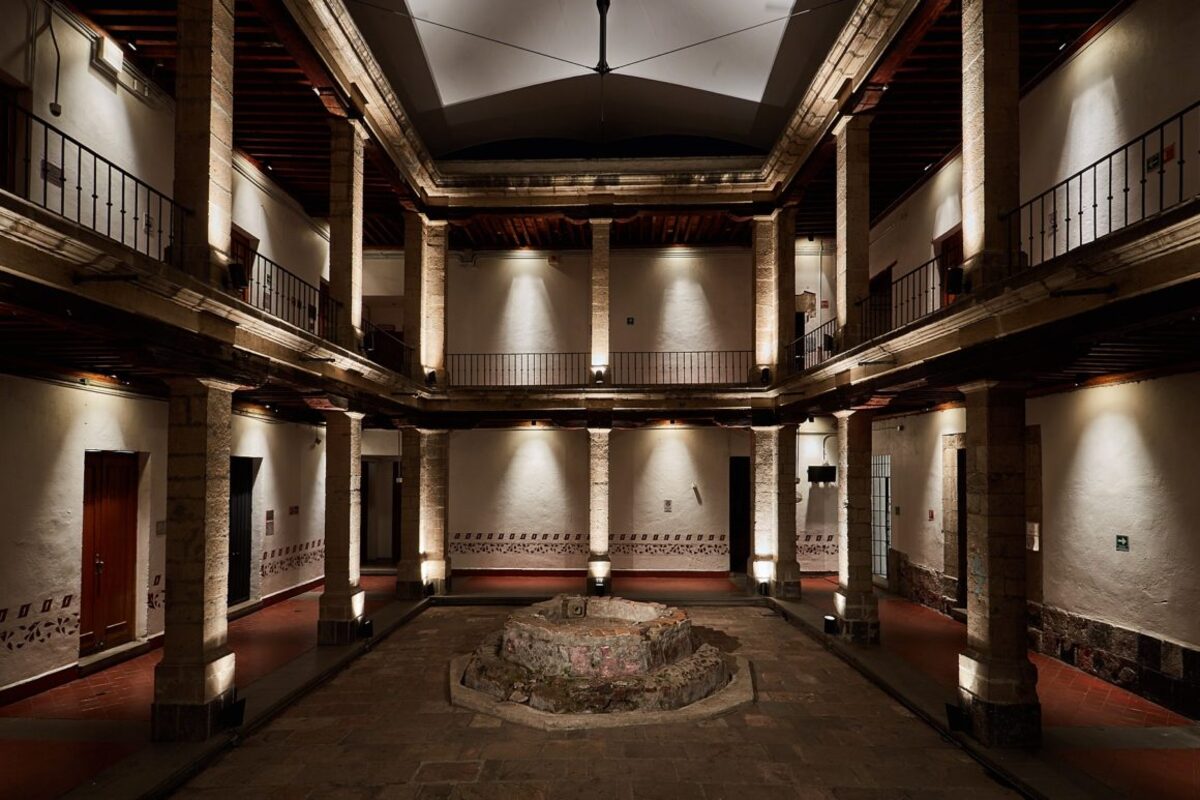 Este edificio fue la casa de Sor Juana Inés donde escribió sus obras más emblemáticas y está a solo 6 calles del Zócalo