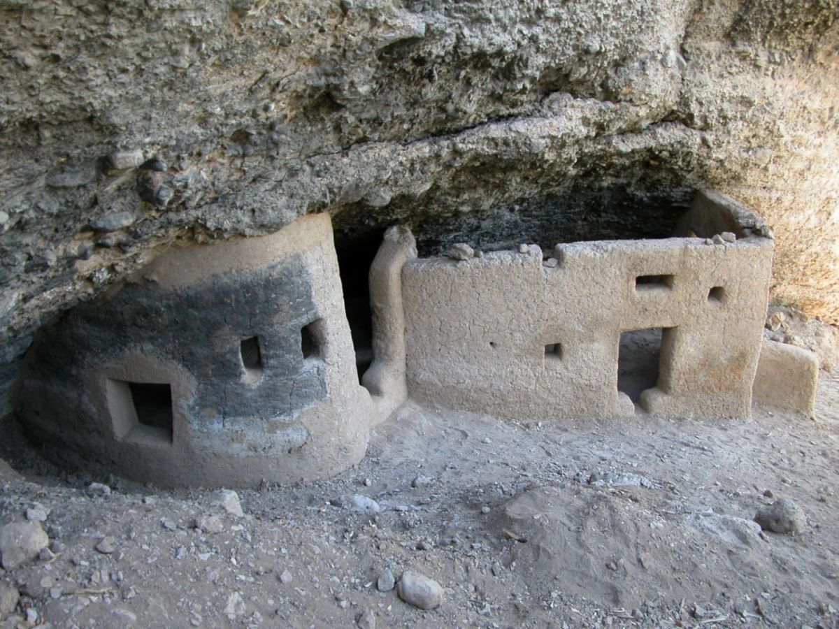Casas construidas dentro de cuevas en Chihuahua
