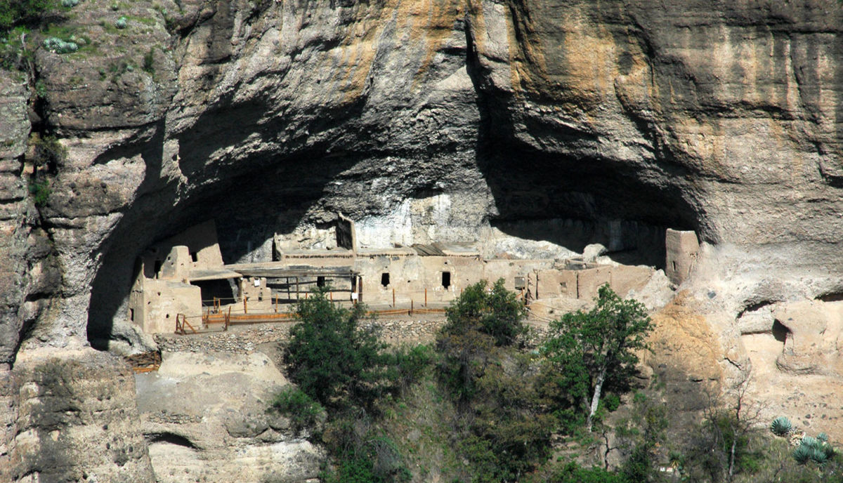 En Chihuahua no hay pirámides pero sí casas prehispánicas construidas dentro de cuevas en lo alto de las montañas
