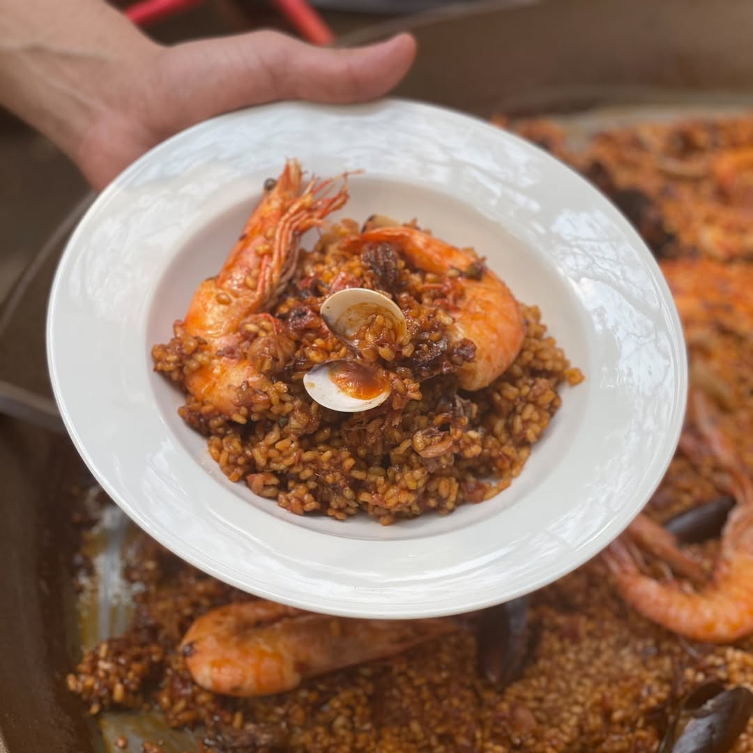 La paella es un plato típico de España, originario de Valencia 