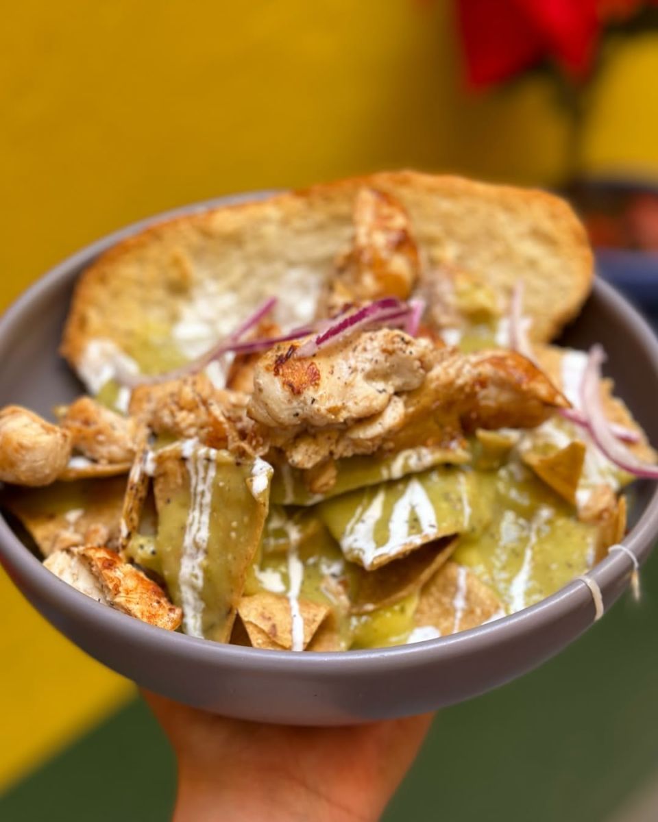 Tres Abejas tiene dos tortas de chilaquiles en su menú 