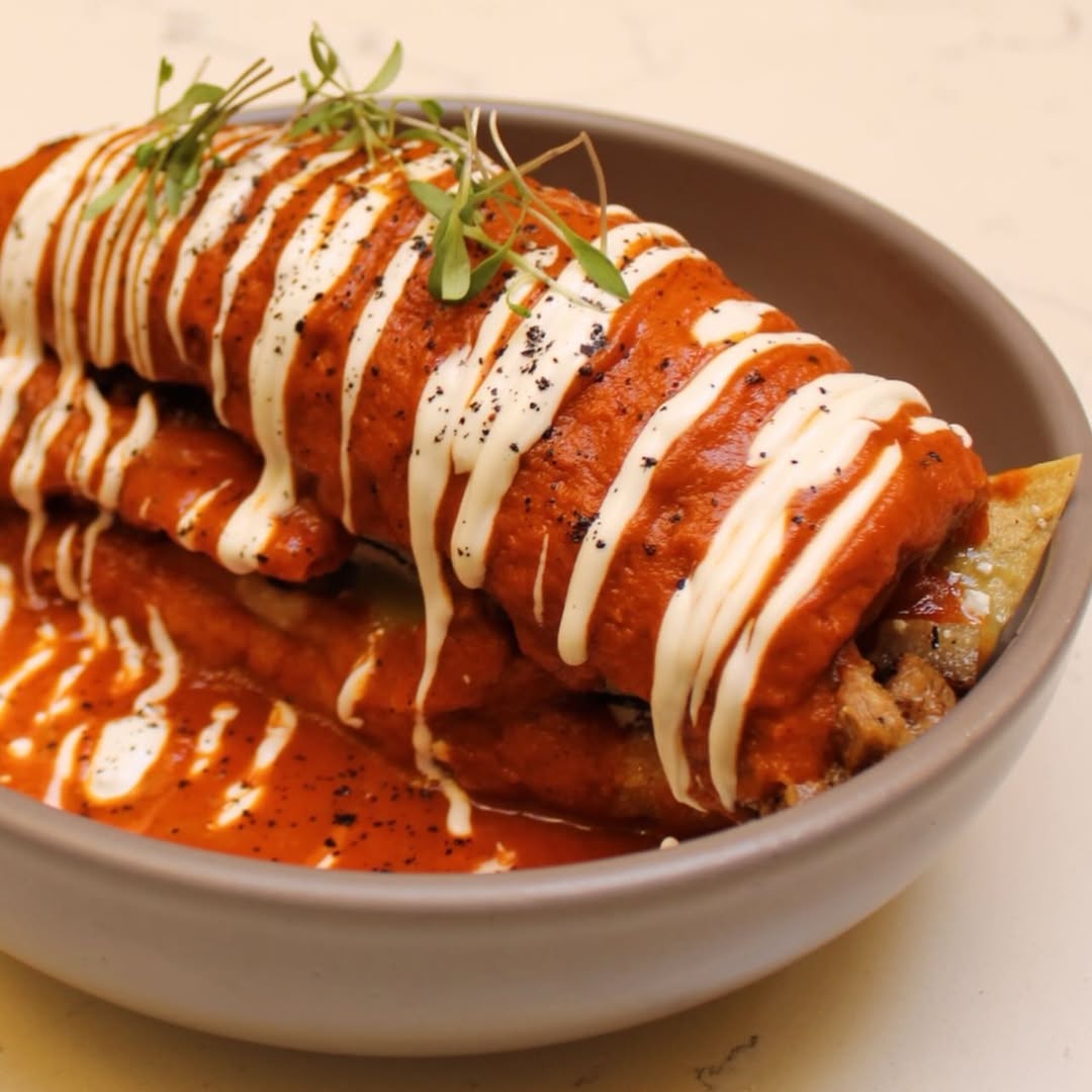'El Aguijón' es una torta de chilaquiles verdes con carnitas bañada en salsa roja 