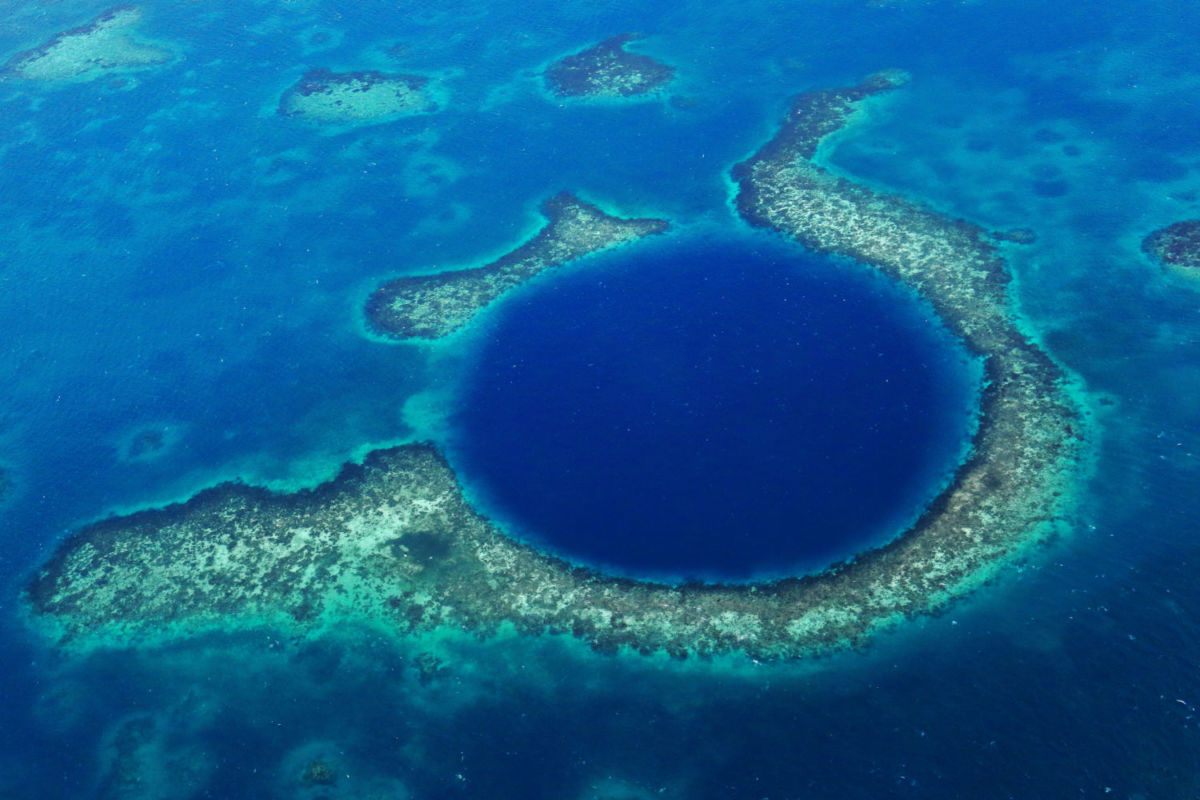 El Gran Agujero Azul mide 300 metros de ancho y 124 metros de profundidad