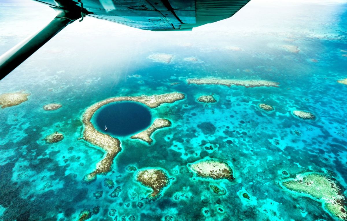 El Gran Agujero Azul se puede visitar en barco o avioneta 