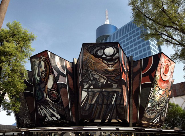 El Polyforum Siqueiros se ubica en la colonia Nápoles 