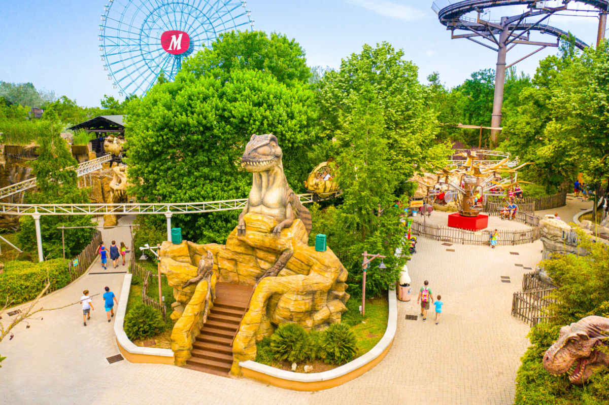 Dinoland es una rea temática de dinosaurios en el parque de Mirabilandia, en Italia