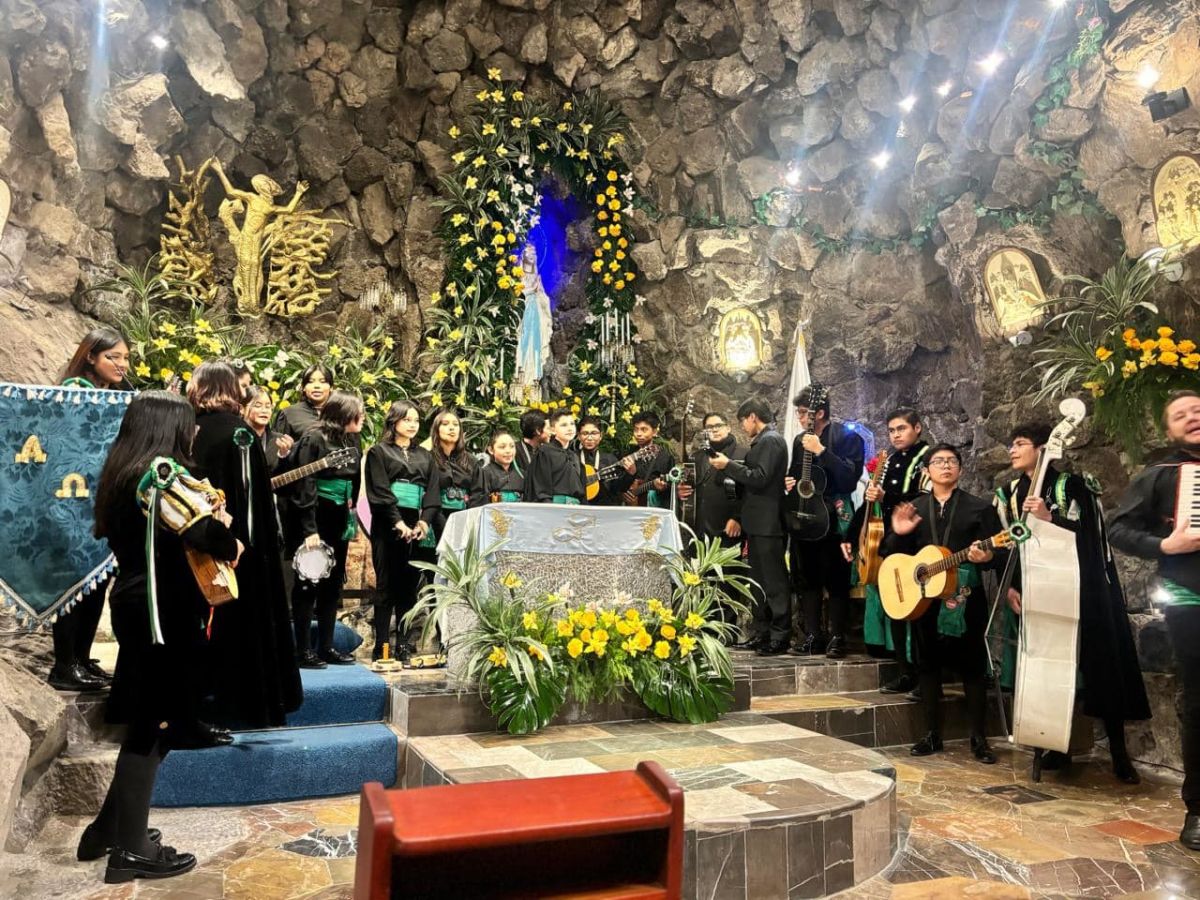 Fieles devotos en la Gruta de Lourdes, Puebla
