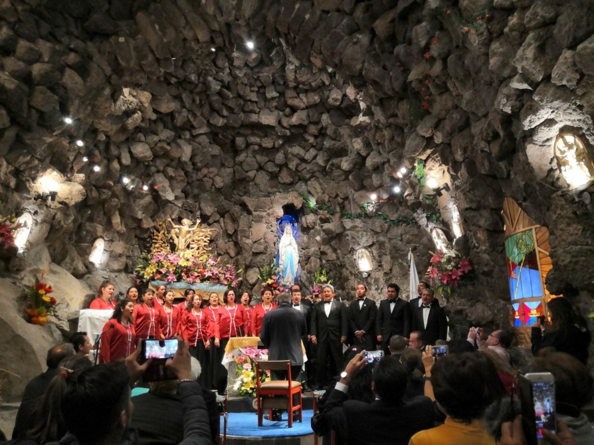 Interior de la Gruta de Lourdes 