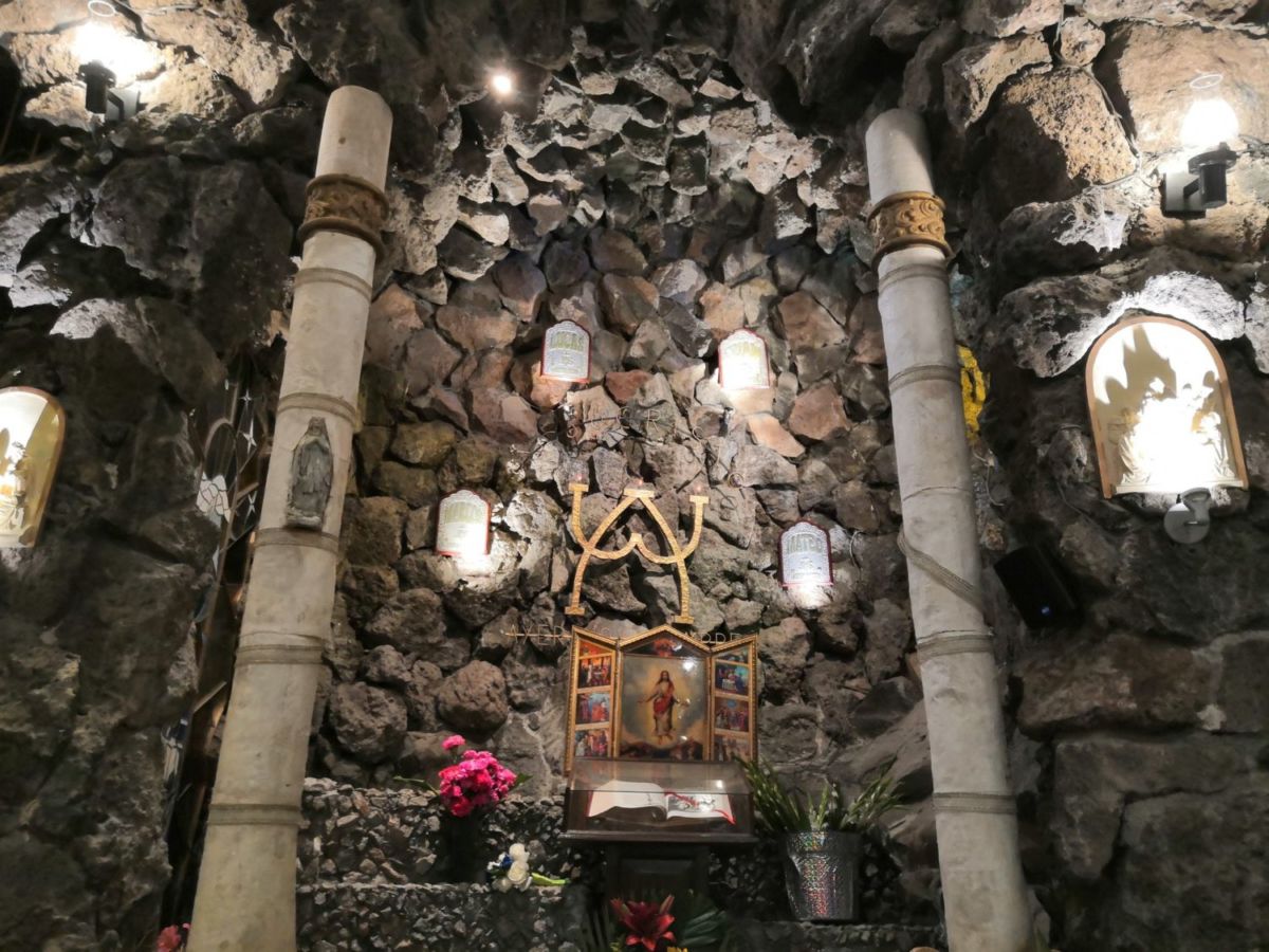 Interior de la Gruta de Lourdes