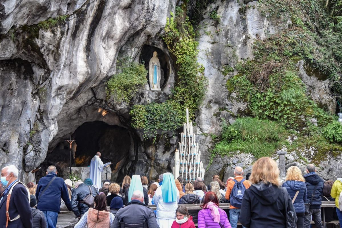 Gruta de Massabielle, Francia