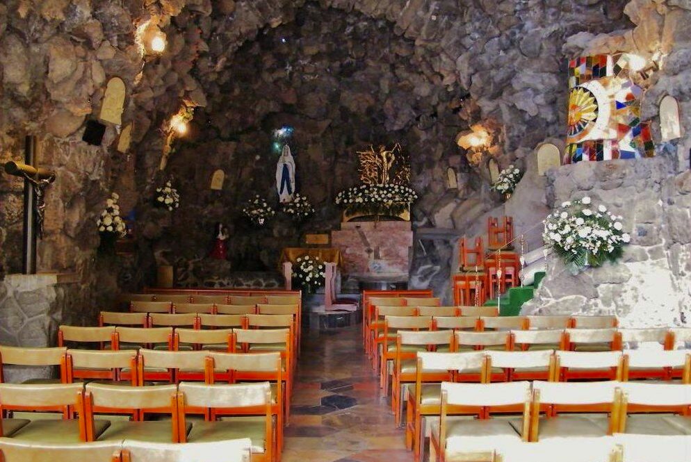 Interior de la Gruta de Lourdes