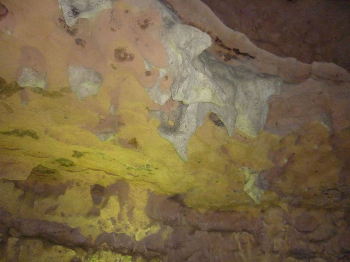 En las Grutas de Loltún hay pinturas rupestres, petroglifos y salas
