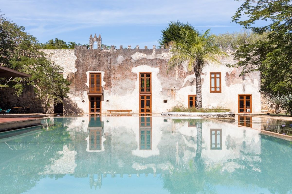 La alberca de esta hacienda en medio de la Selva Maya podría ser el lugar más espectacular de la península de Yucatán