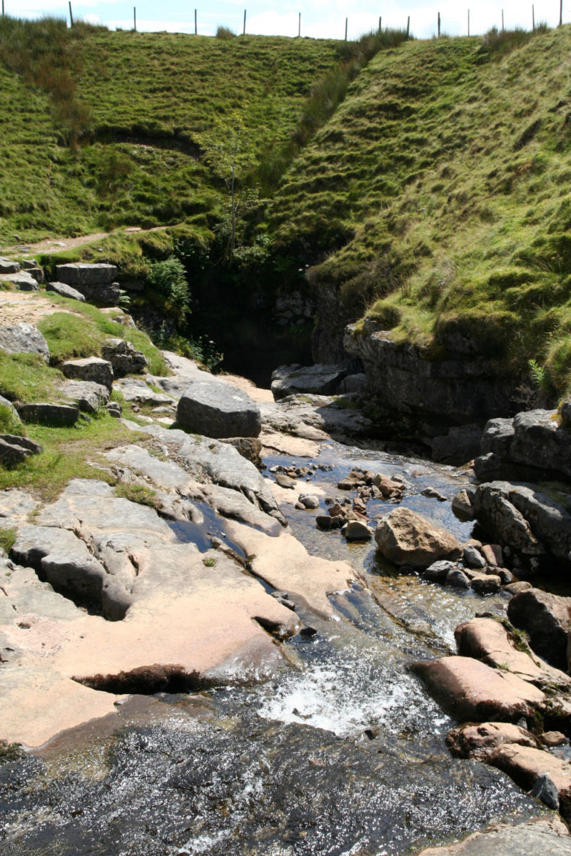 La cascada, Fell Beck tiene una caída de agua de 100 metros de altura 