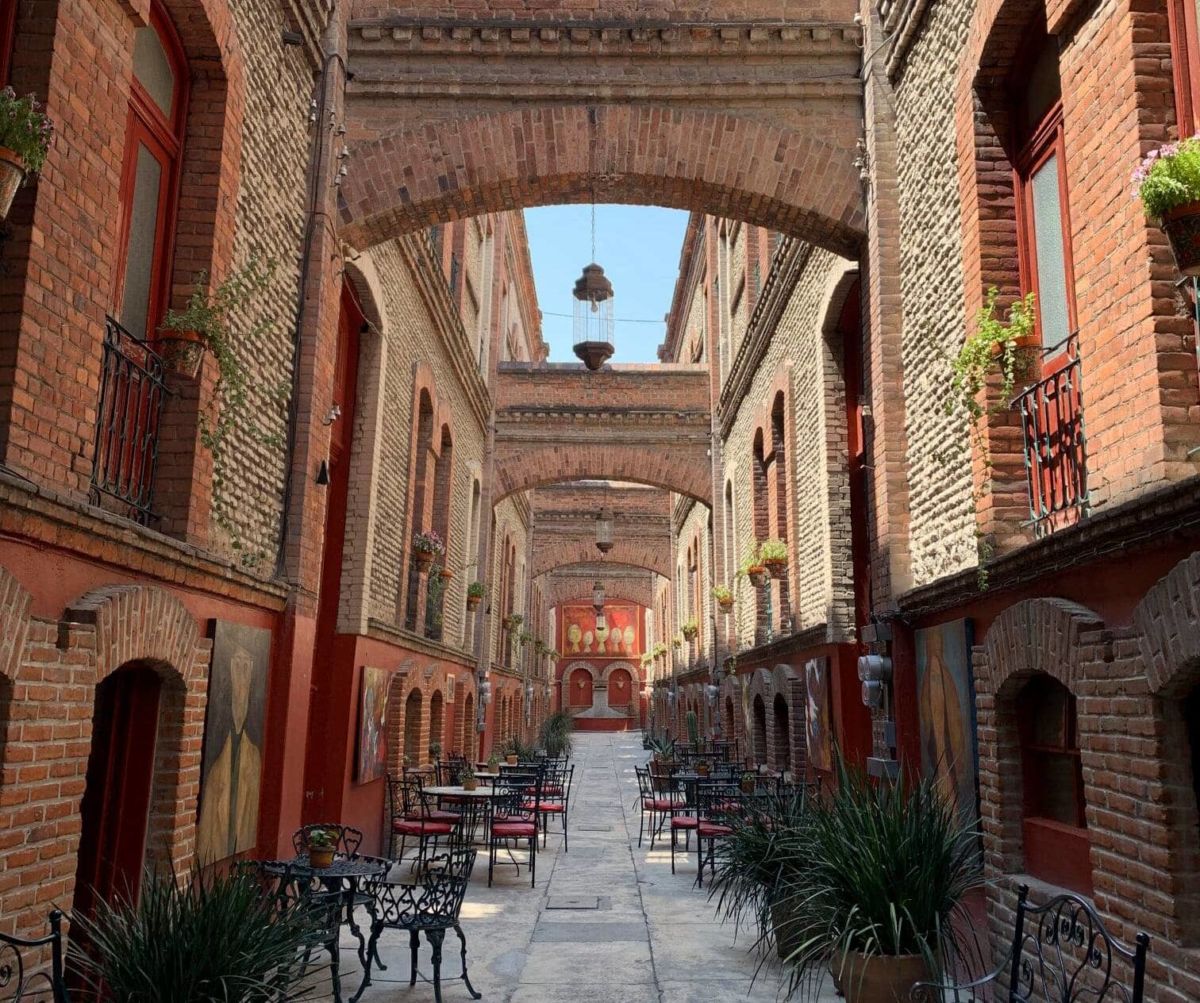 Cuando murió Frida Kahlo, Diego Rivera iba con su nueva esposa a cenar a este bello callejón de la CDMX que ahora está de moda