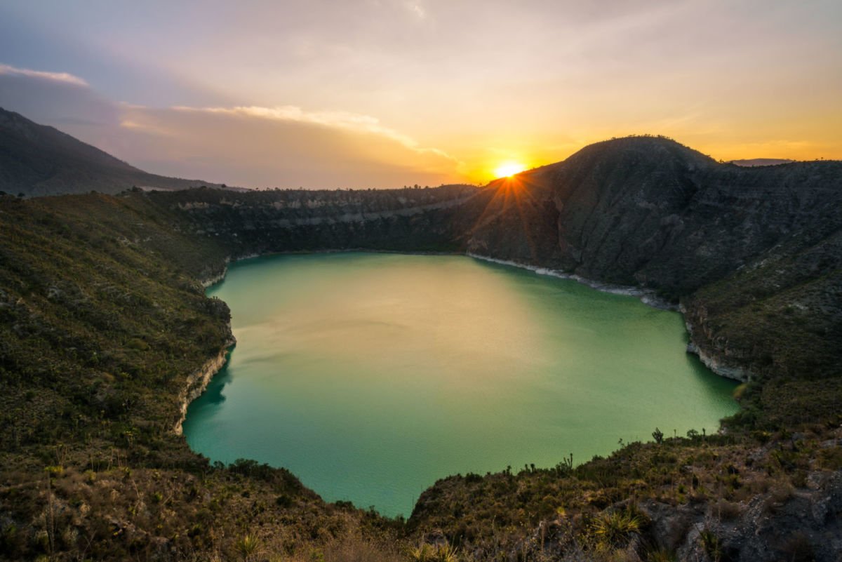 Es un lago cráter que se originó con la explosión del agua al estar en contacto con la lava 