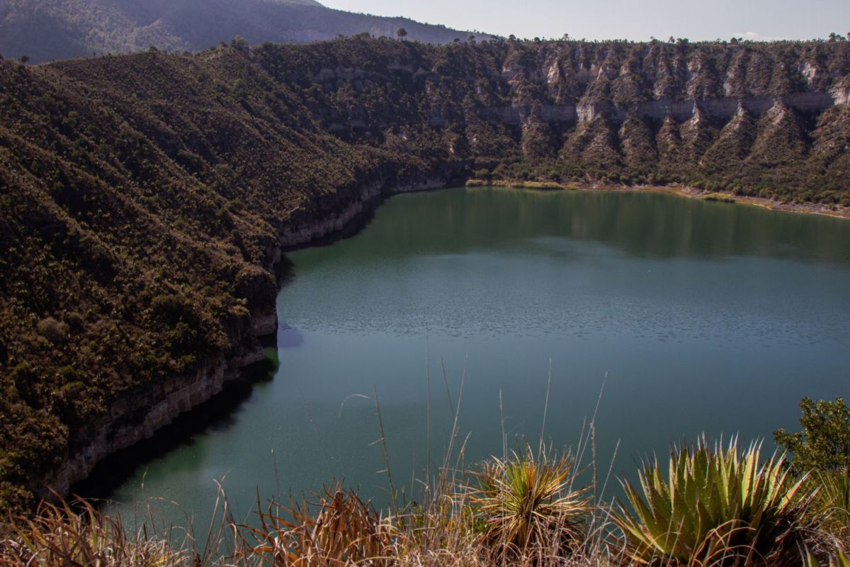 Su nombre proviene de la  lengua náhuatl y significa  ‘en las aguas escarpadas’ 